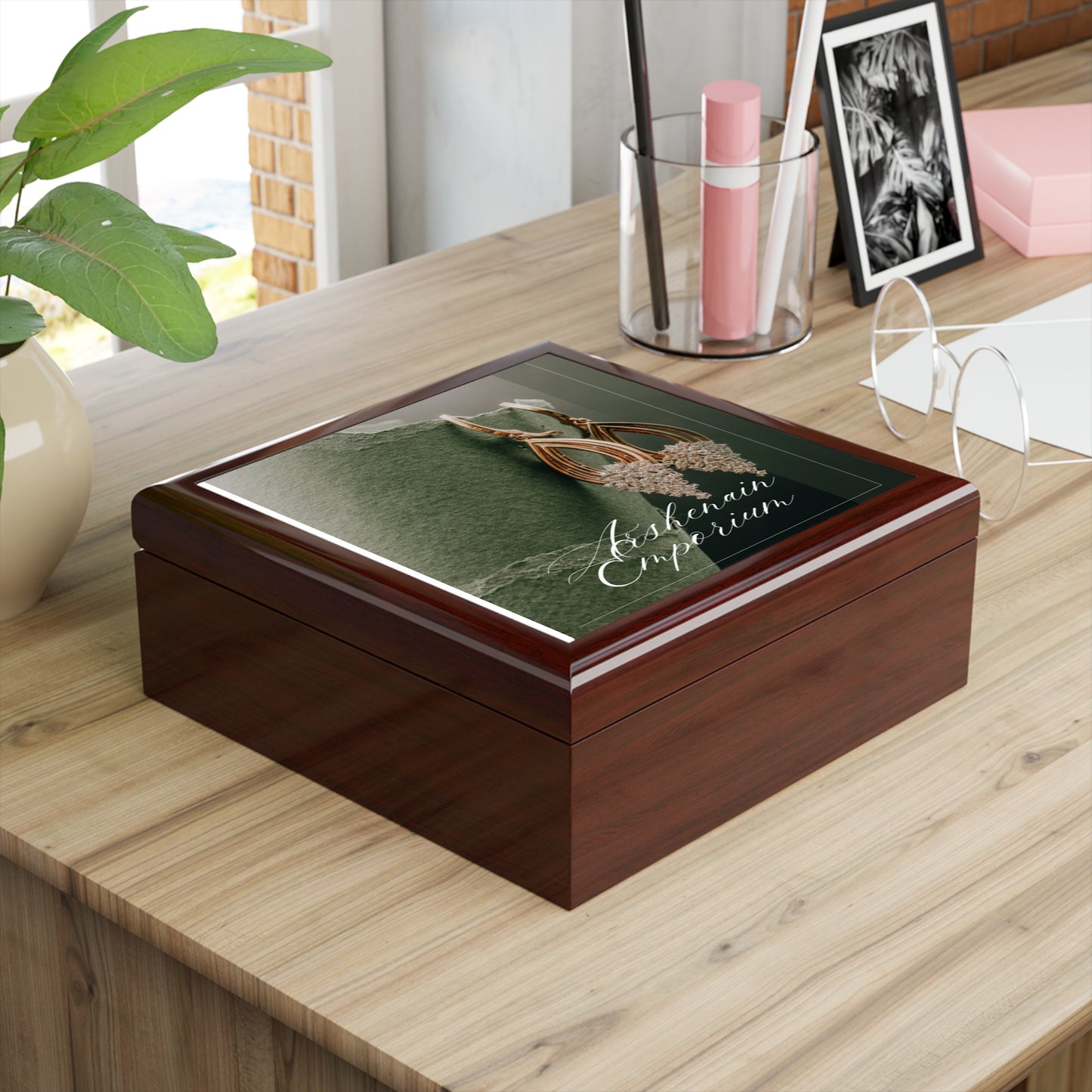 Elegant Jewelry Box for Keepsakes, Personalized Gift, Decorative Storage, Ideal for Birthdays, Anniversaries, Special Occasions