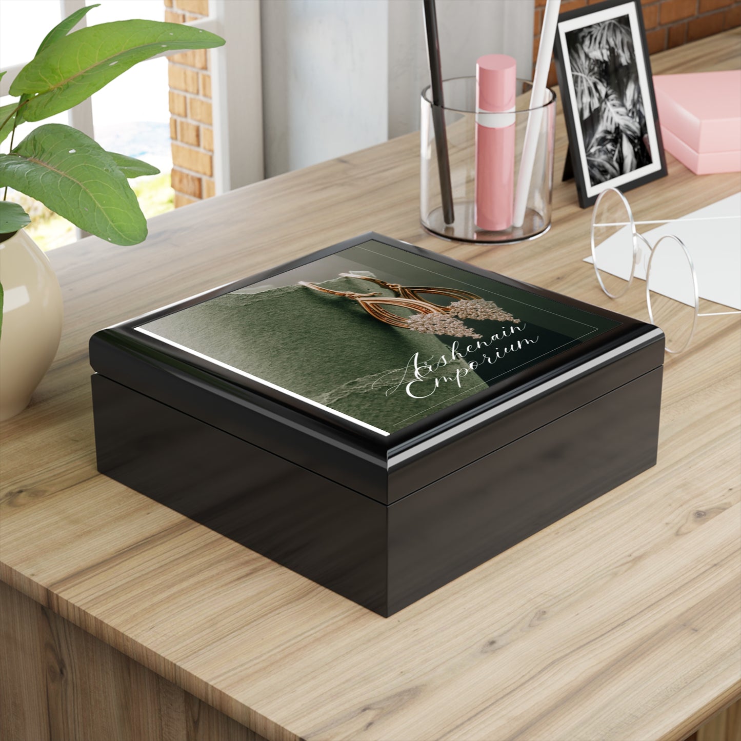 Elegant Jewelry Box for Keepsakes, Personalized Gift, Decorative Storage, Ideal for Birthdays, Anniversaries, Special Occasions